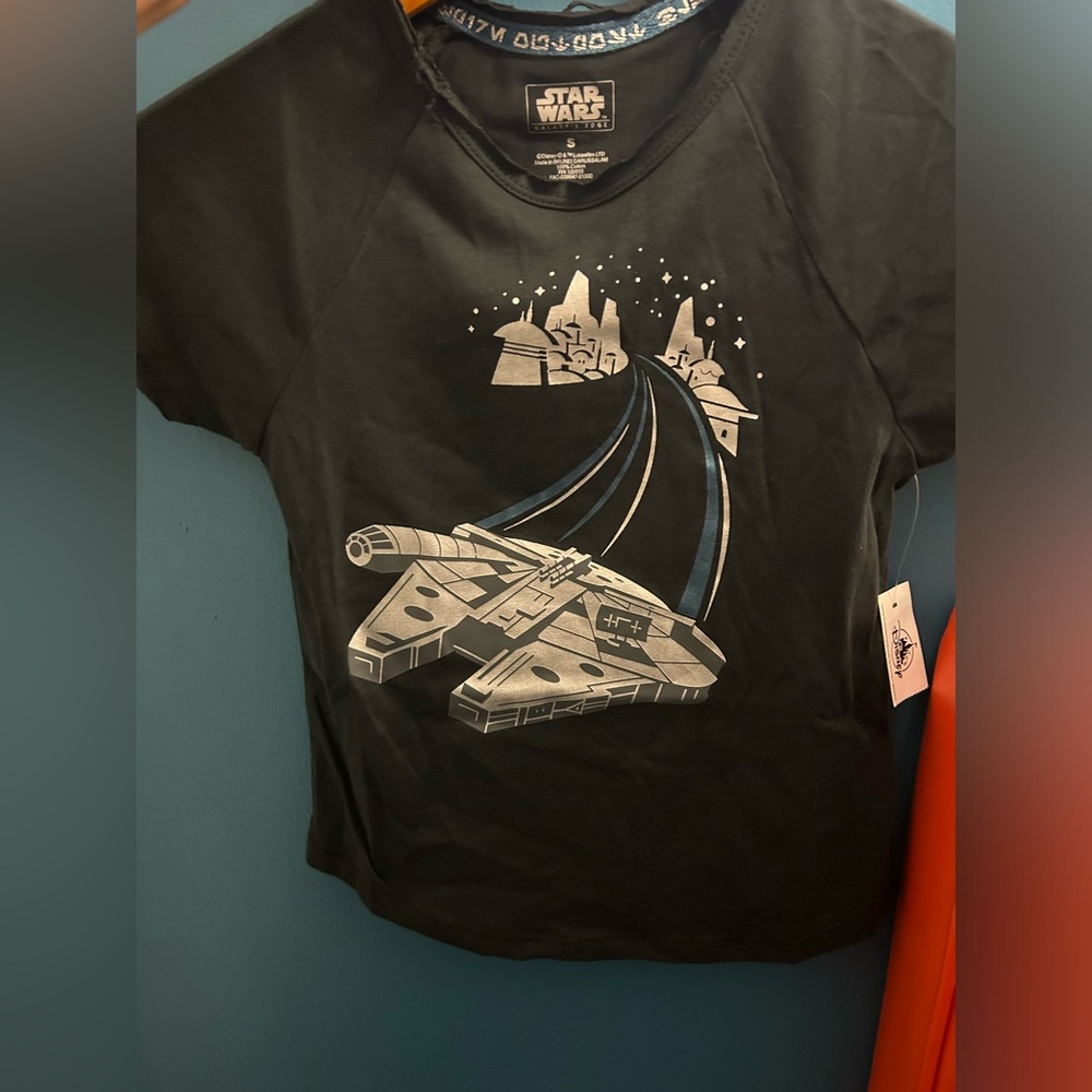 Brand New Disney Millennium Falcon Girl’s T-shirt Small